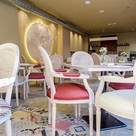 Con Encanto La Luna En El Alba Granada